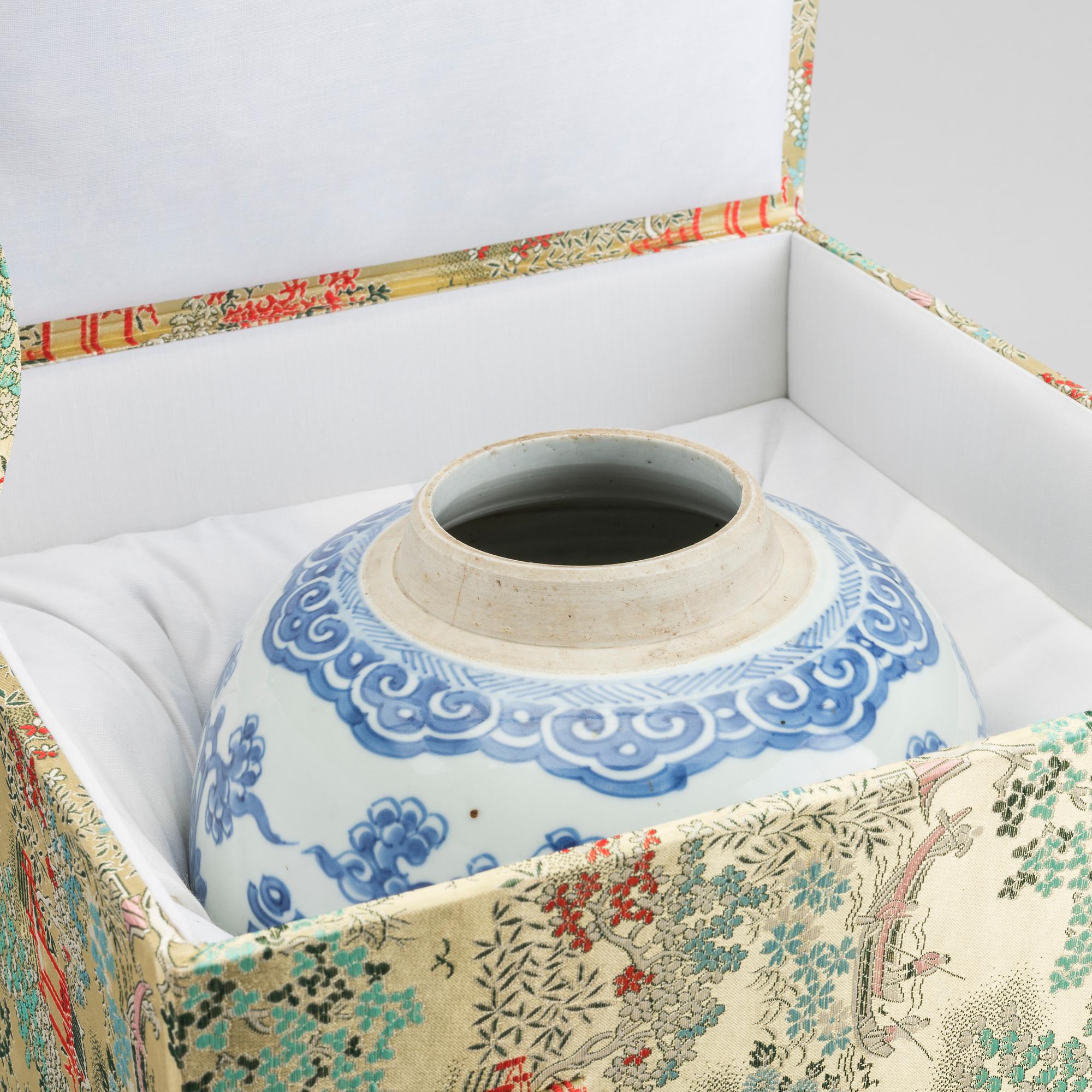 A porcelain jar from the 18th century China.