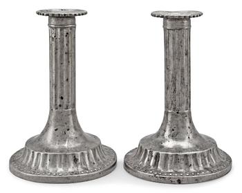 44. KYNTTILÄNJALKAPARI.