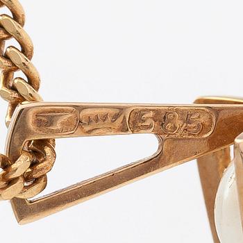 Elis Kauppi, a 14K gold pendant with cultured pearls, Kupittaan Kulta, Turku and 14K gold chain.