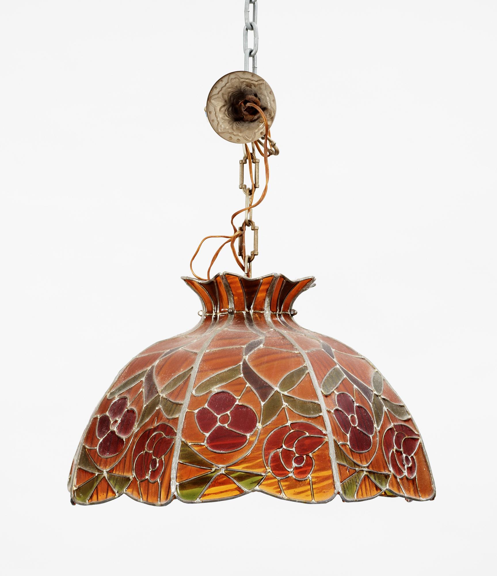 TAKLAMPOR, 2 st, Tiffanystil, 1900-talets andra hälft. Diam 43-46.