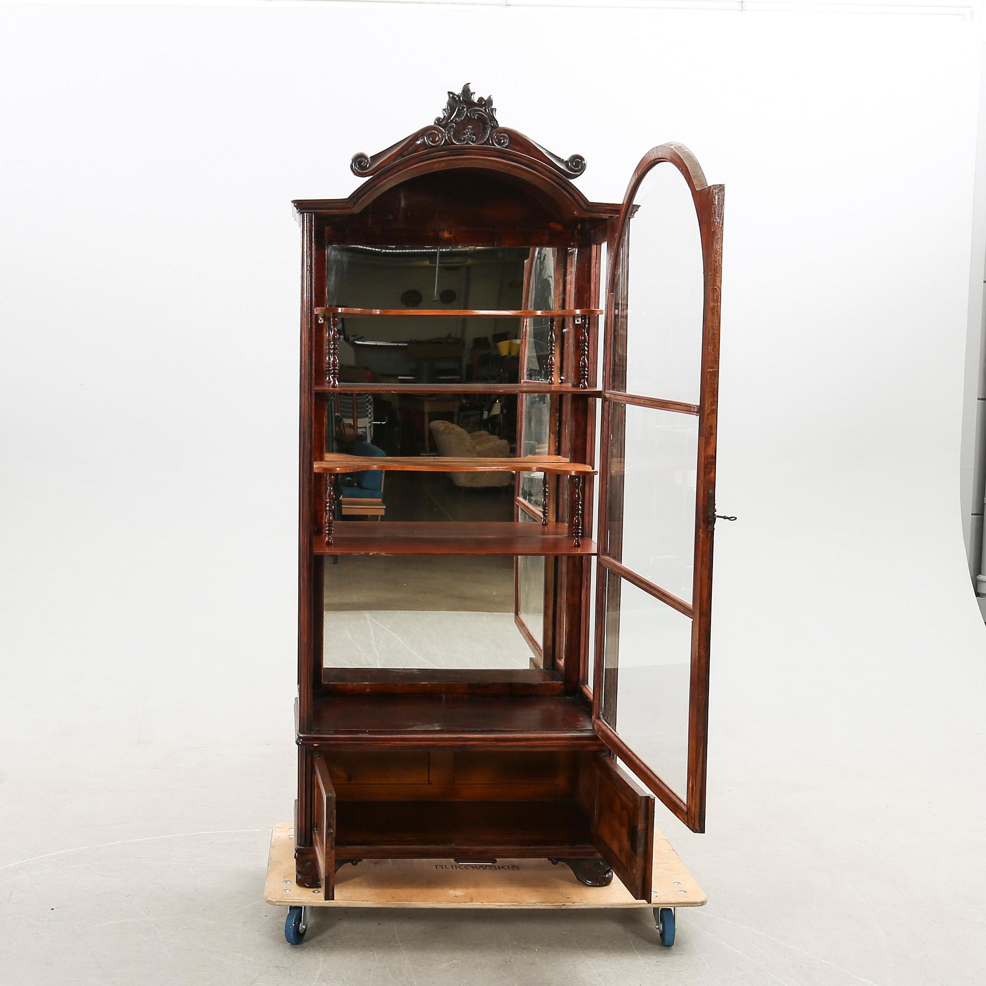 Display cabinet, first half of the 20th century.