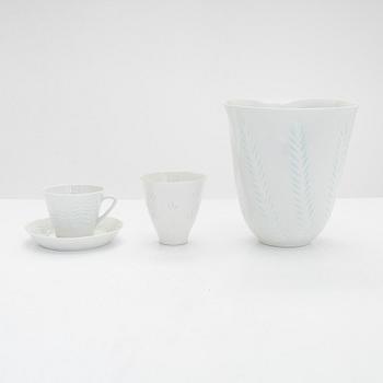 Friedl Holzer-Kjellberg, a 12-piece porcelain coffee set with vase and small cup, signed Arabia F.H.Kj. Finland.