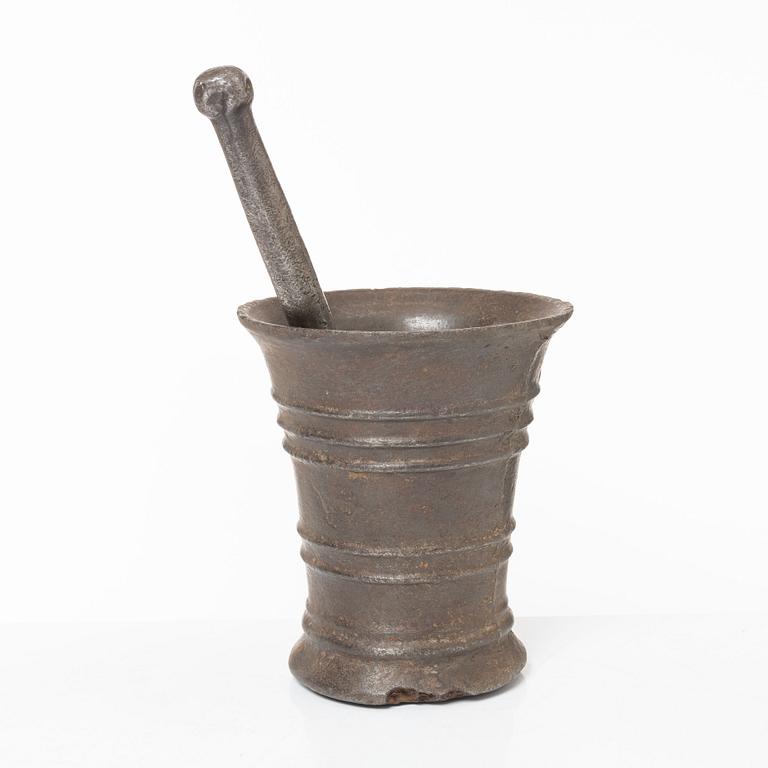 A Gothic-type cast-iron mortar and pestle, 17th / 18th century.