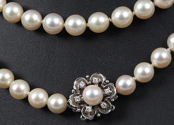 PÄRLCOLLIER, lås i vitguld med diamanter, 1900-talets mitt. Enligt uppgift inköpta i Japan på Mikimoto.