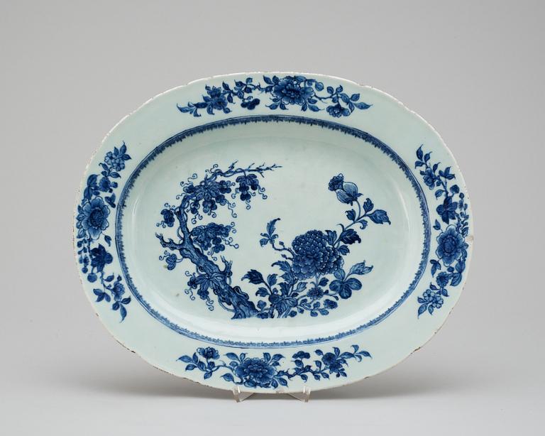 A blue and white tureen stand, Qing dynasty Qianlong (1736-95).