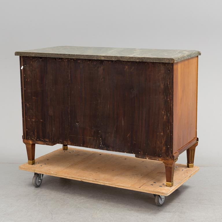A late Gustavian late 18th century mahogany veneered chest of drawers.