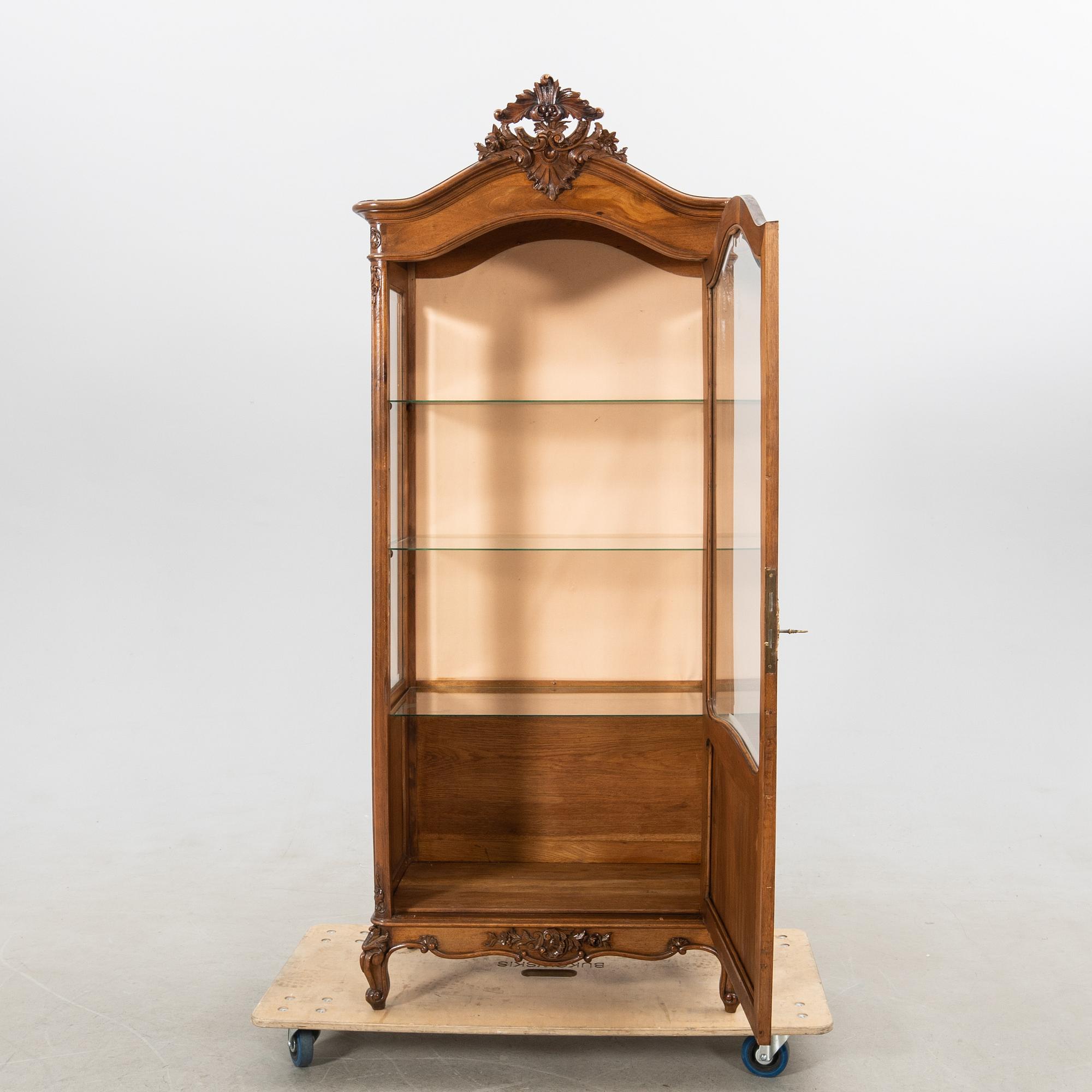 Display cabinet, 20th century.