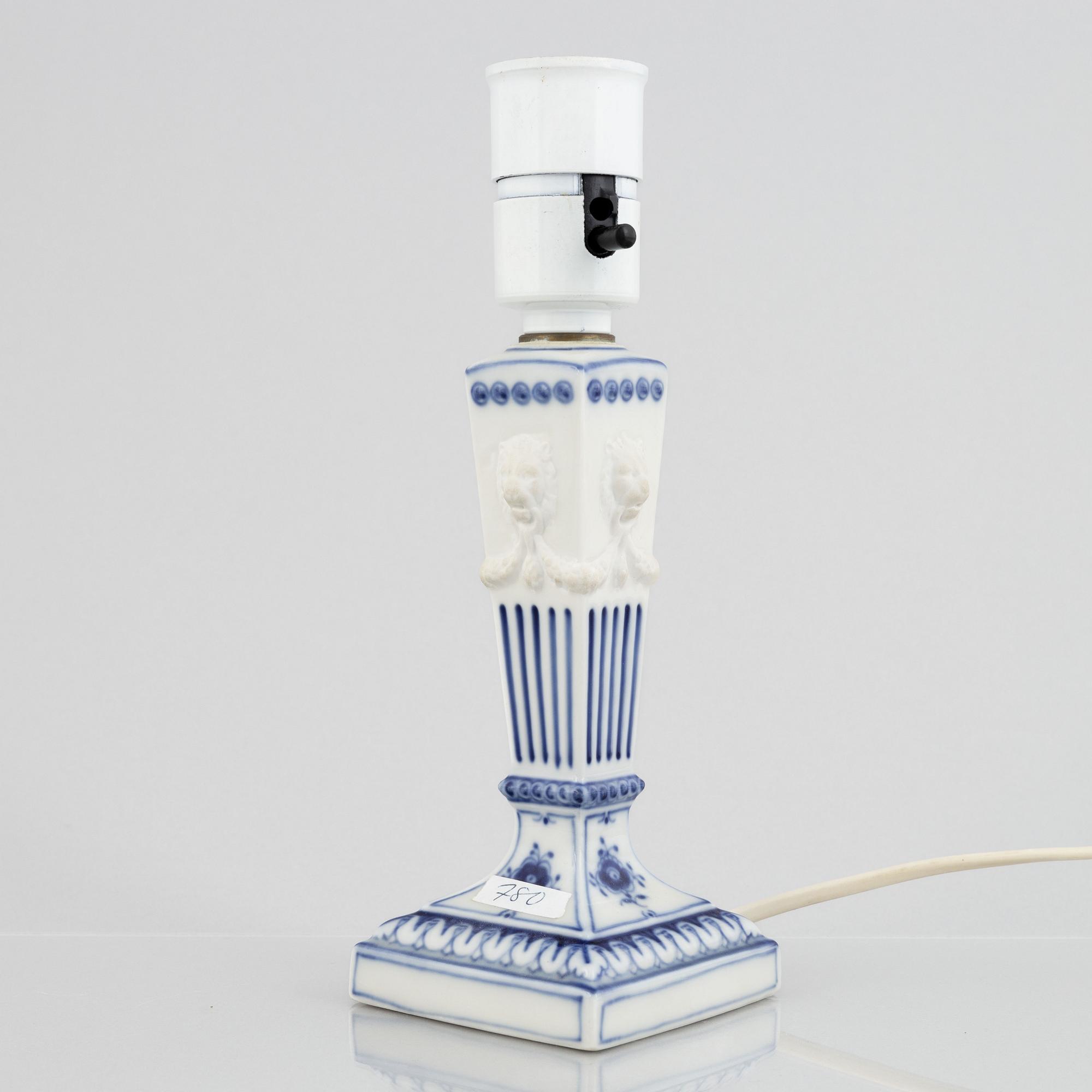 Bordslampa, porslin, Royal Copenhagen, "Musselmalet", modellnummer 15A, 1969-73.