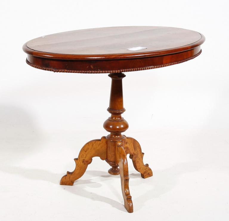 DIVANBORD, nyrokoko, 1800-talets senare hälft.