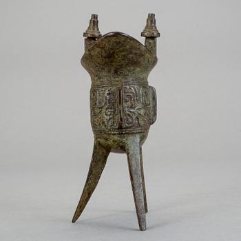VINOFFERBÄGARE (jue), brons, 1900-tal, Kina.