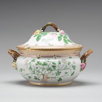TERRIN med LOCK, porslin. "Flora Danica", Royal Copenhagen, Danmark, 1900-tal.