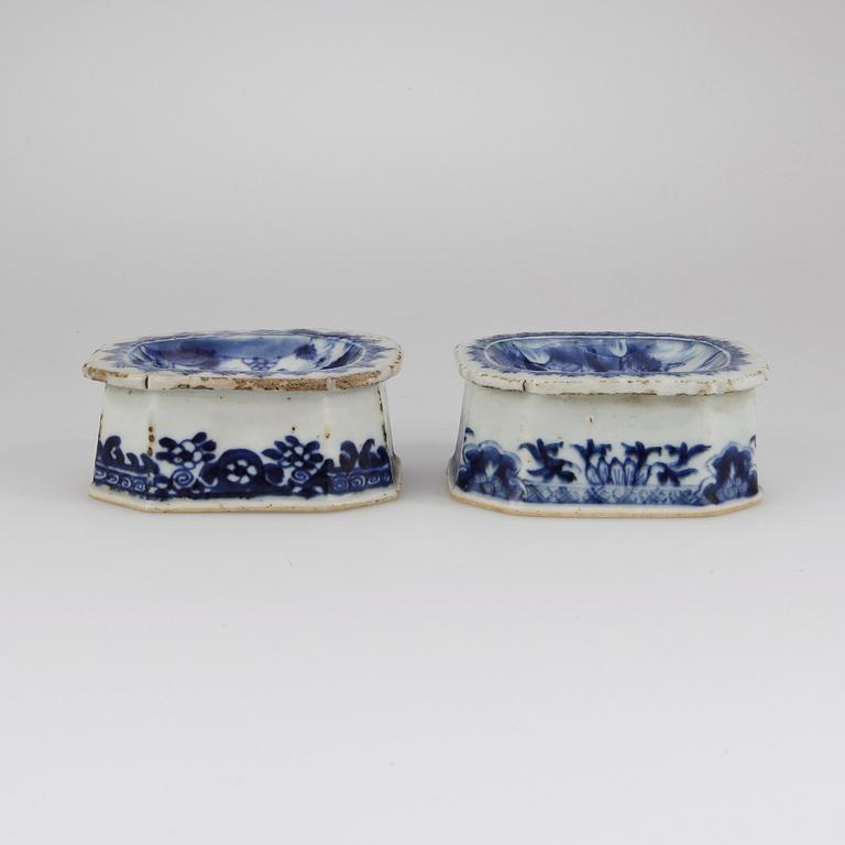 SALTKAR, 2 st, porslin, Kina 1700-tal.