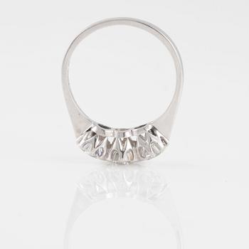 RING, med tre äldre briljantslipade diamanter.