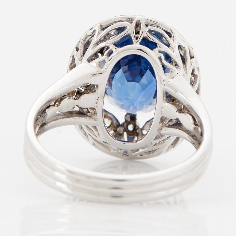 An 18K white gold ring set with a faceted sapphire.