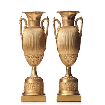 96. A pair of Empire-style urns, late 19th century.