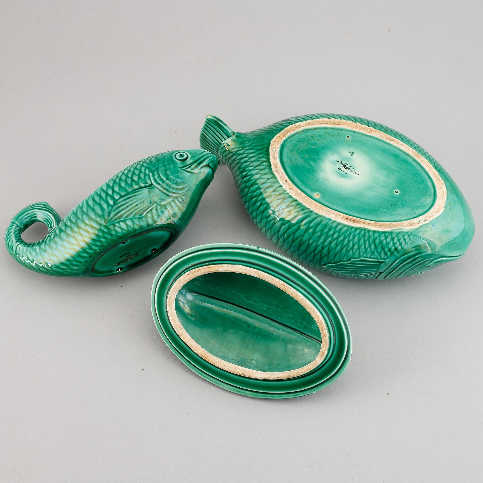 Two pieces faiance fish service by Sarreguemines, France.