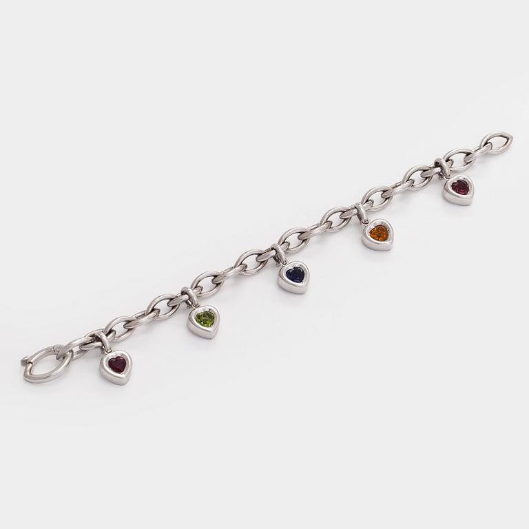 Armband, 18K vitguld med berlocker av hjärtslipade färgstenar och en briljantslipad diamant.