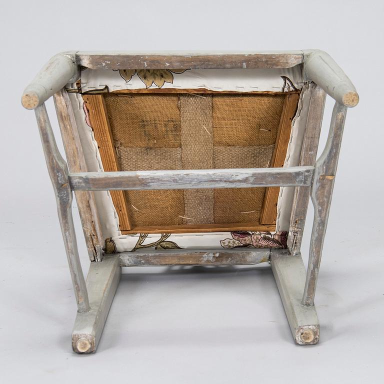 Skrivbord, gustaviansk stil, 1900-tal och stol, gustavianskt provinsarbete, 1700-talets slut.