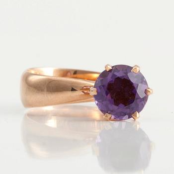 Elis Kauppi, A RING, 14K gold, amethyst, Finnish export hallmarks. 1970´s.