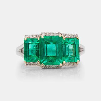 667. An emerald and brilliant-cut diamond ring. Total carat weight on emeralds 4.04 cts. Carat weight on diamonds 0.14 ct.