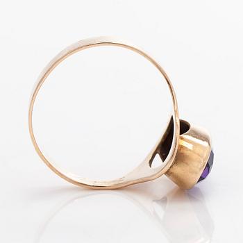 A 14K gold ring with amethyst, Helsinki 1965.