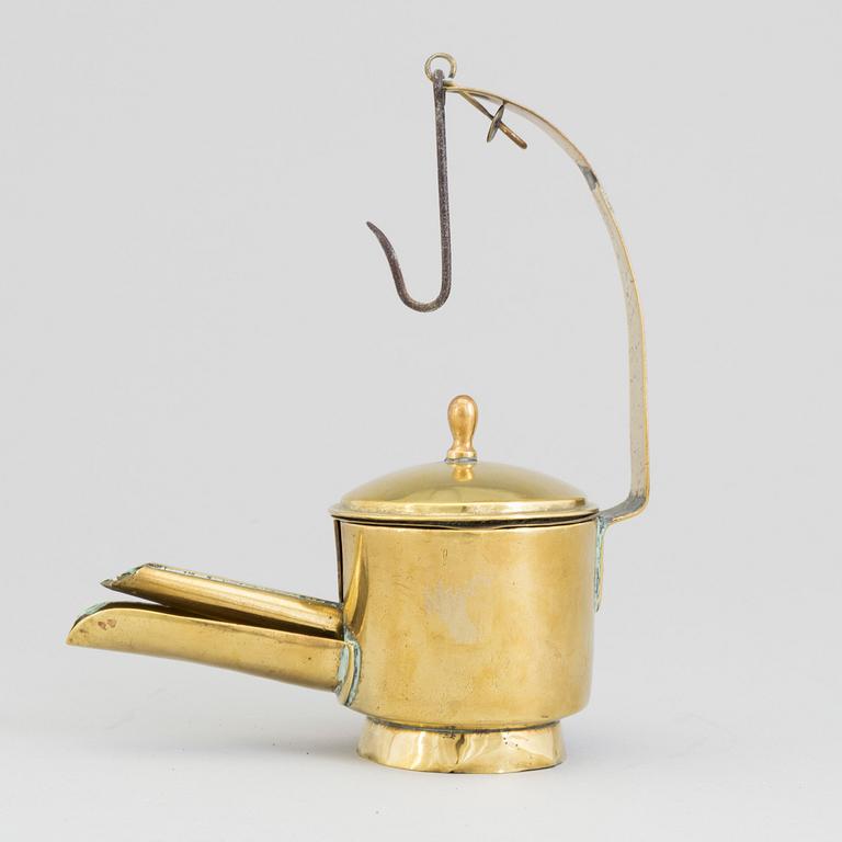 AN 18TH CENTURY BRASS OIL LAMP.