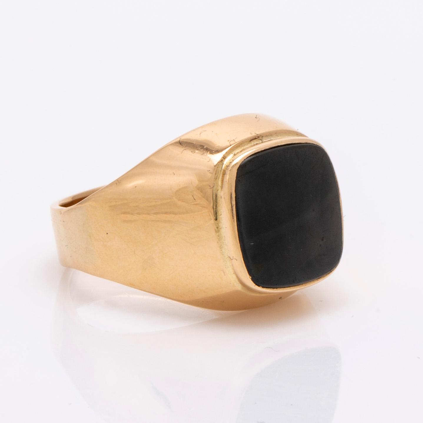 Klackring, 18K guld, onyx ca 10 x 10 mm, total vikt 10,5 g.