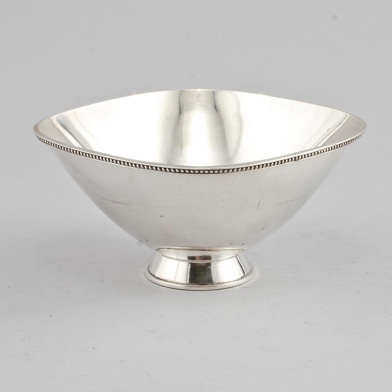 SKÅL, silver, Hélène Gärdfeldt för Hovjuvelerare Carlman AB, Stockholm, 1962. Vikt 185 g.