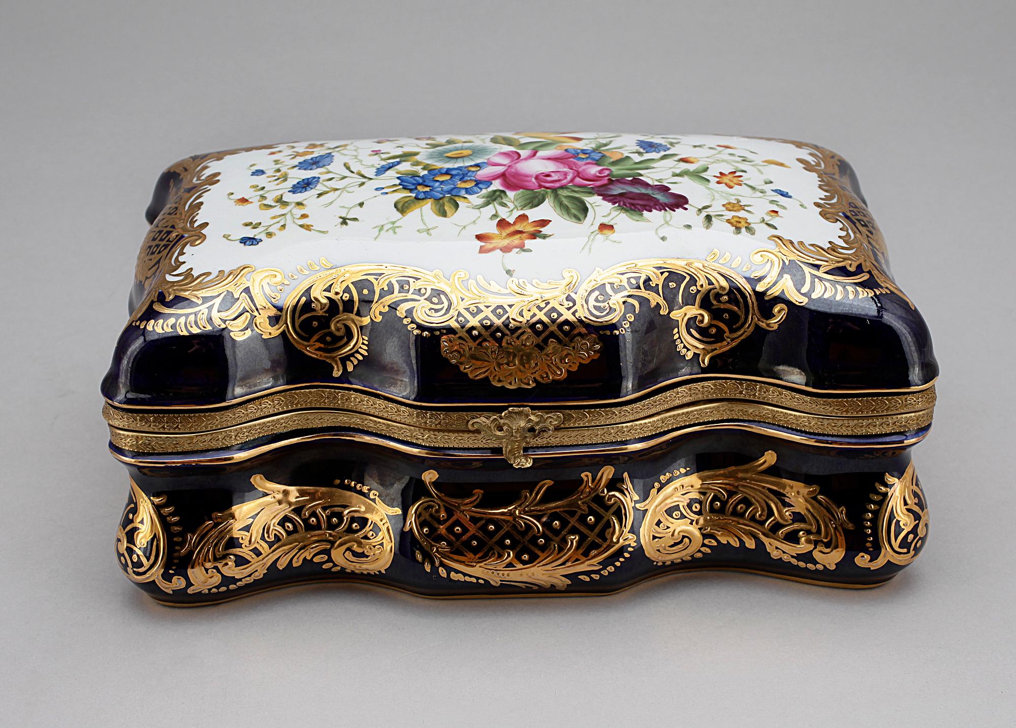 SKRIN, porslin, rokokostil, Sevresliknande märke, omkring 1800/1900.