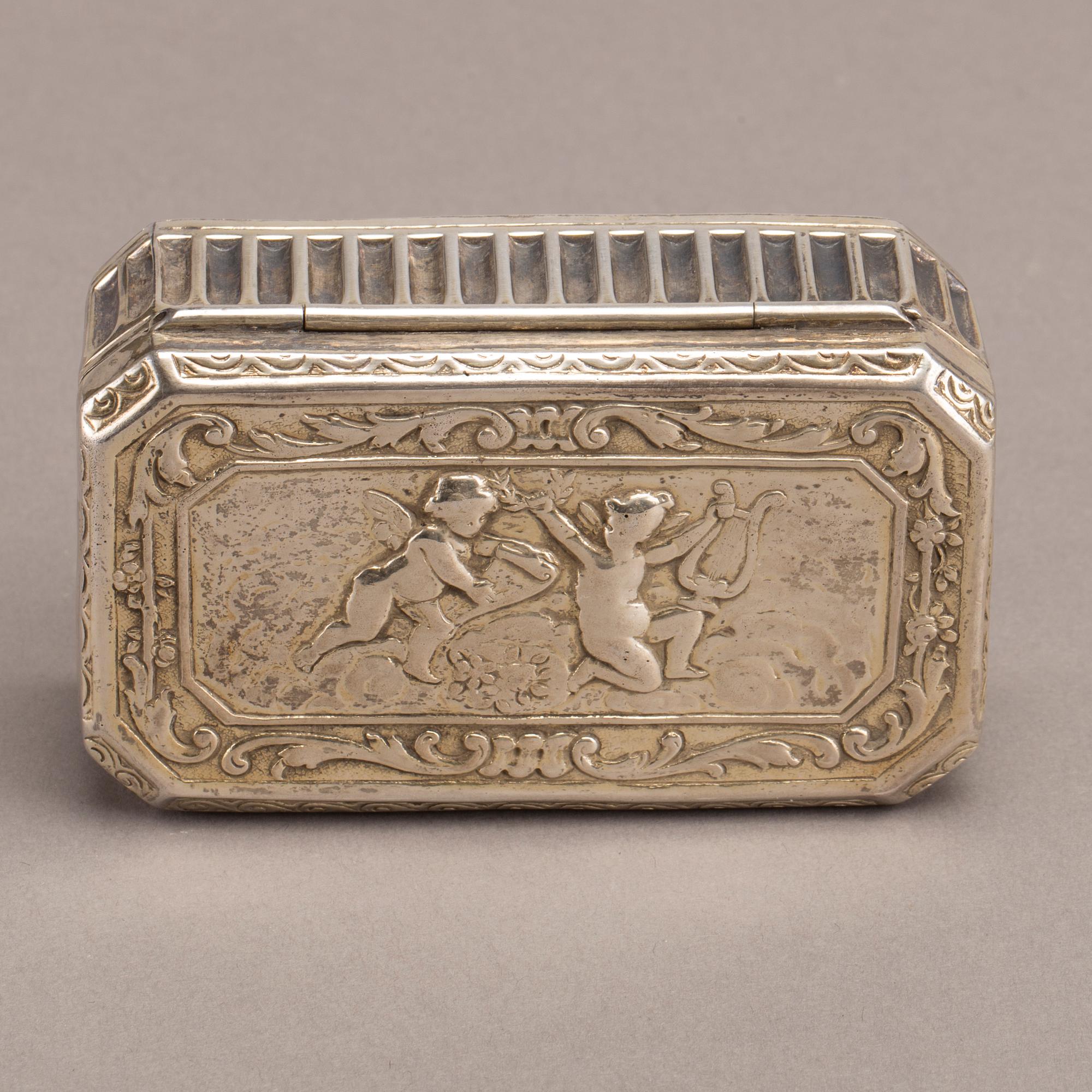 JOHAN GUSTAV HENTZELL dosa silver delvis förgylld, Kalmar 1903 medföljer två engelska dosor.