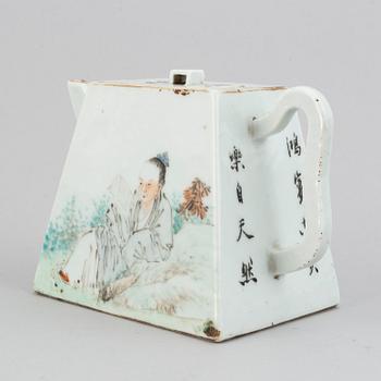 A Chinese qianjiang enameled porcelain teapot with cover, Republic.