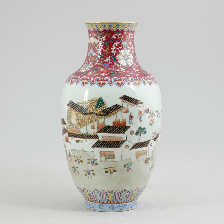 VAS, porslin, Kina, 1900-tal.