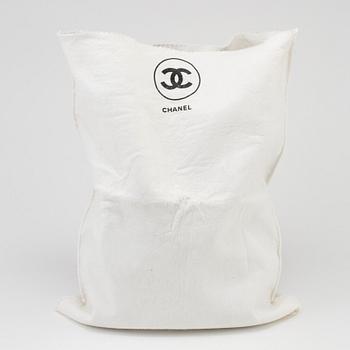 A bucket-bag by Chanel.