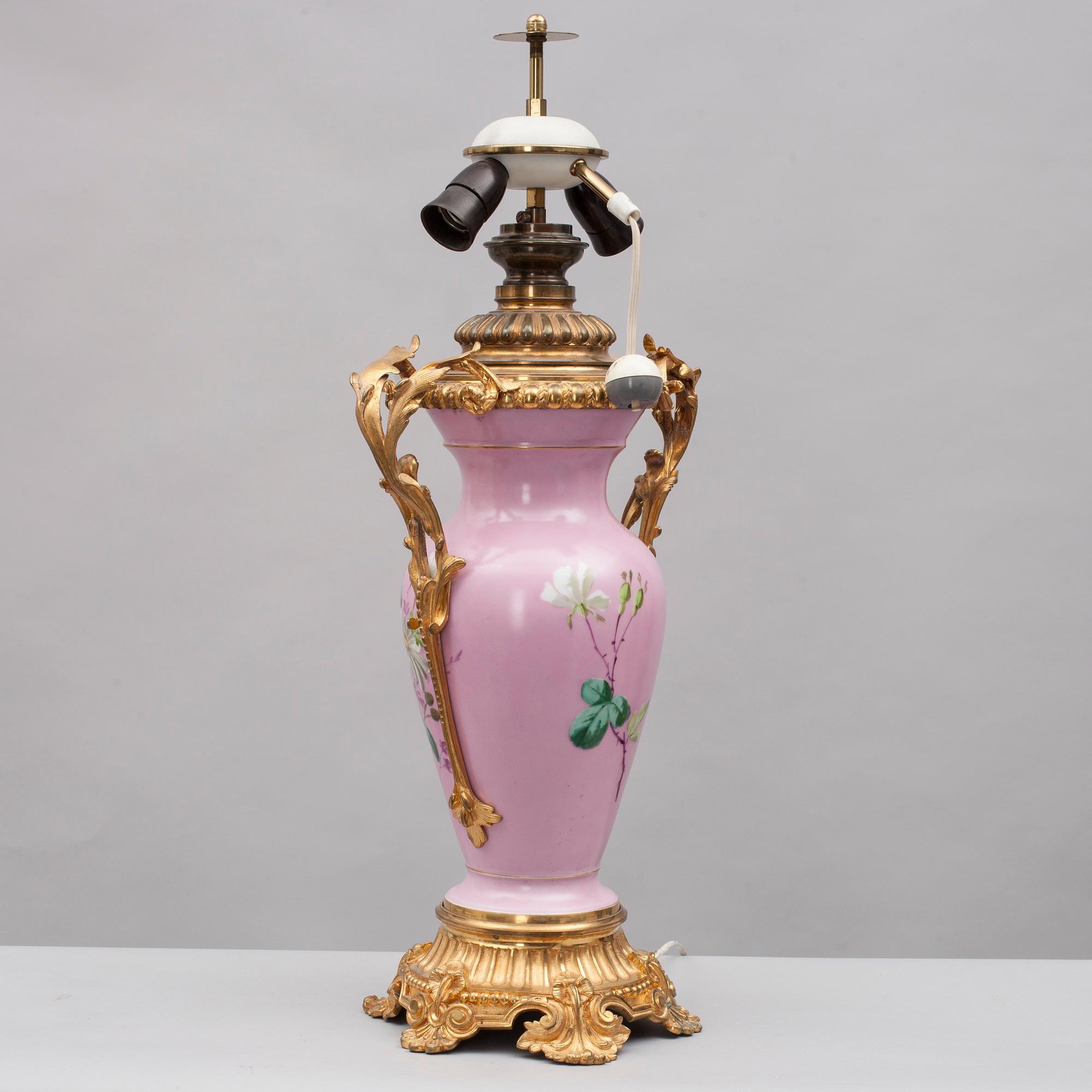 BORDSLAMPA, porslin samt förgylld brons, troligen Frankrike, 1800-talets slut.