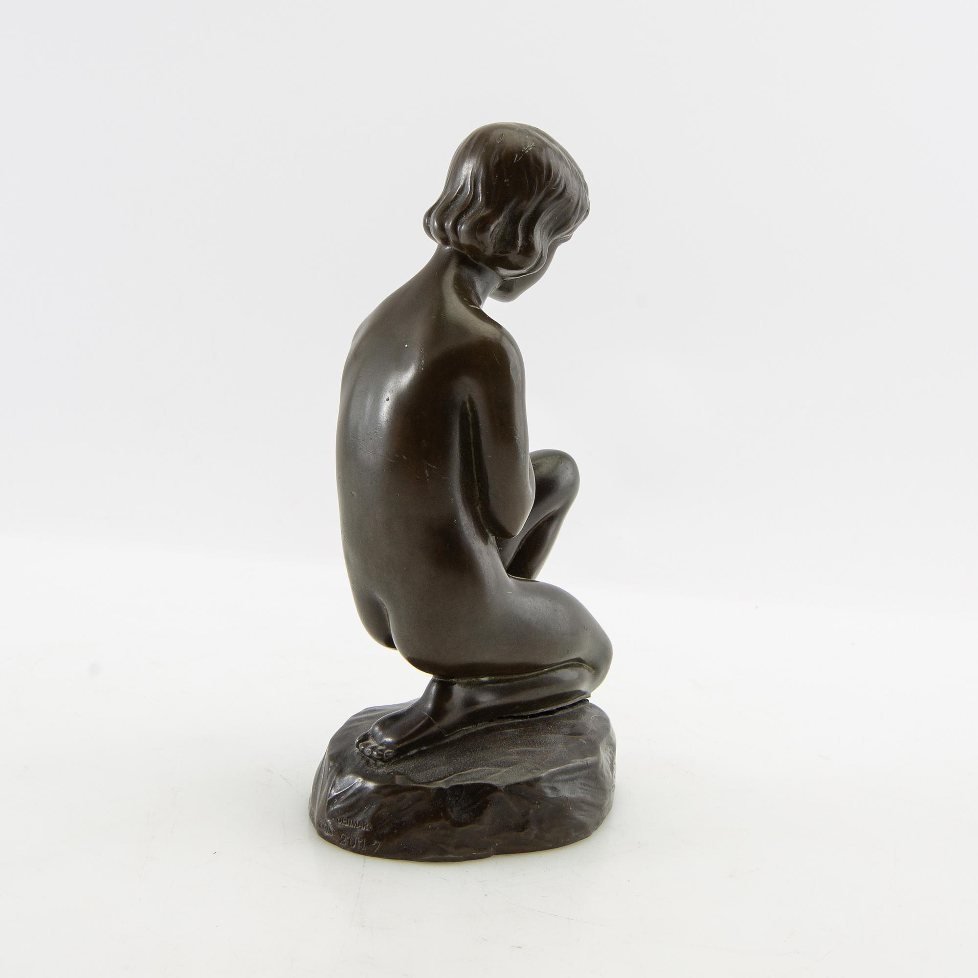 Elna Borch, Sculpture of a seated girl.
