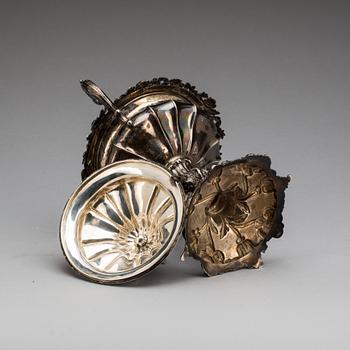 STRÖSOCKERSKÅL på FOT, silver, Gustaf Möllenborg-Féron, Stockholm, 1853. Vikt ca 950 g.