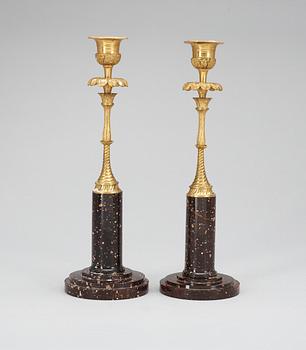 LJUSSTAKAR, två snarlika. Sengustavianska, omkring år 1800.