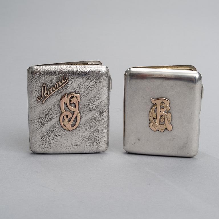 CIGARETTETUIER, 2 st, silver, Åbo 1924 samt Vasa 1921. Tot vikt 310 g.