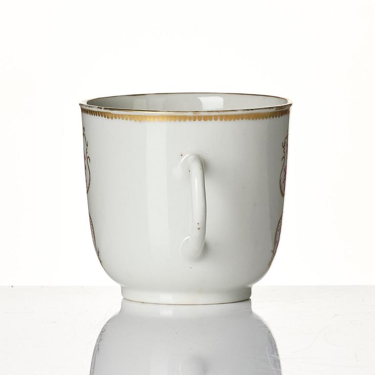 A group of Chinese Export armorial porcelain comissioned for the Swedish family Grill, Qing dynasty, 1700-tal. (8).