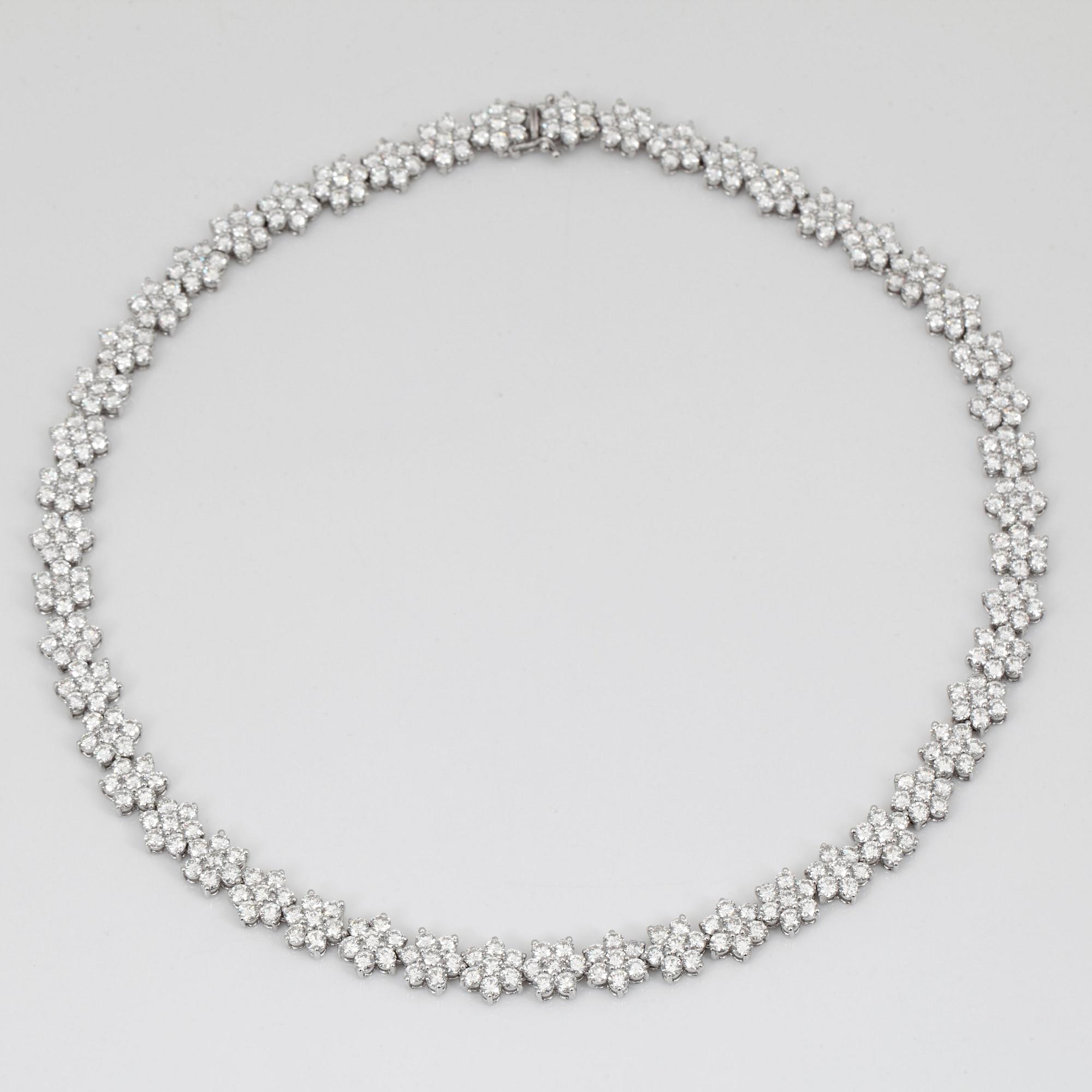 COLLIER med briljantslipade diamanter, totalt 29.90ct. Kvalitet G/VS-SI.