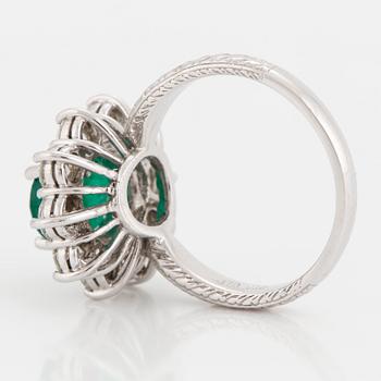 CLUSTER RING, 14K white gold, with one emerald and 10 diamonds.