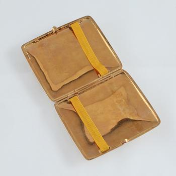 CIGARETTETUI, 14K guld med cabochonslipad safir. Vikt 92,9 gram.