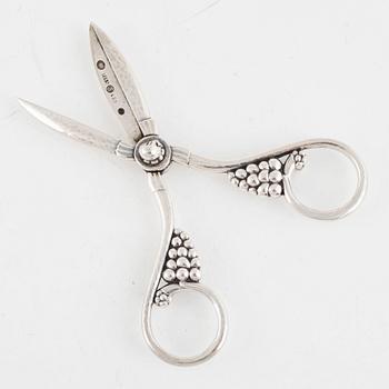 Georg Jensen, a pair of sterling silver fruit/grape scissors, Copenhagen 1927.