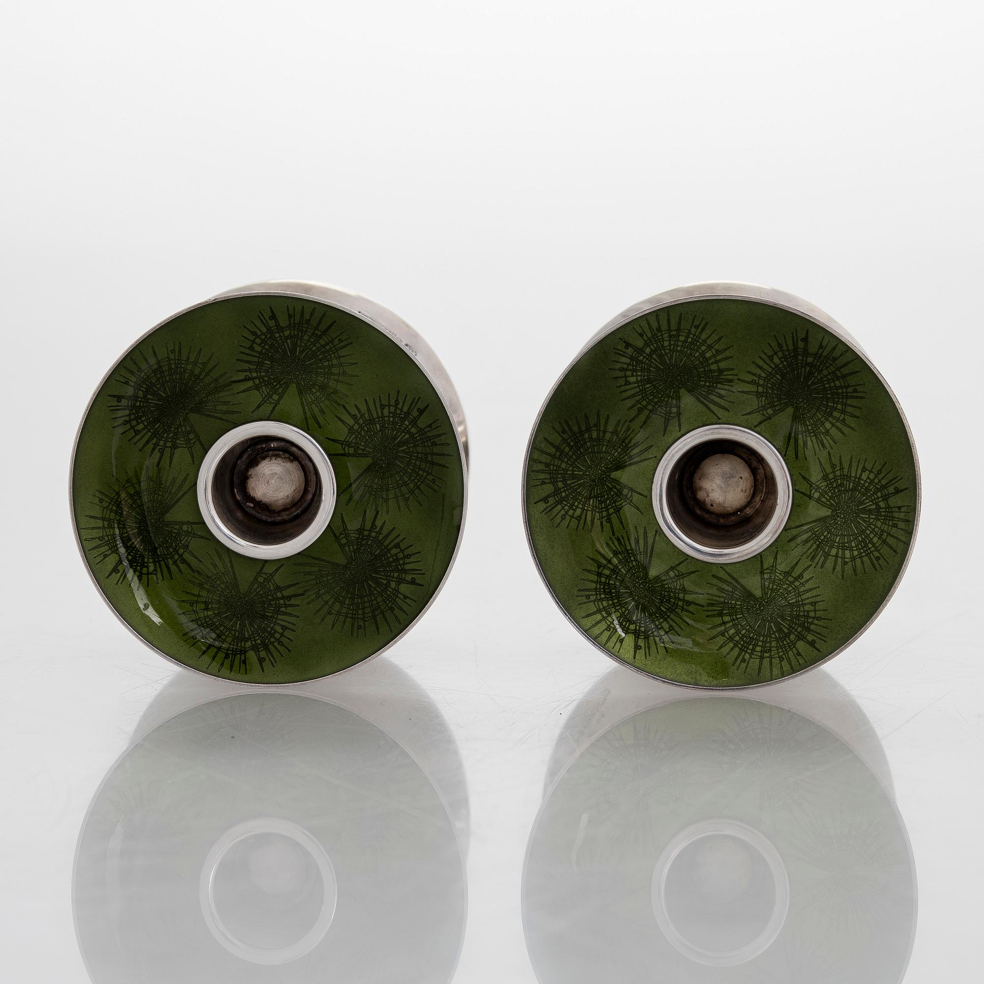 Eva Hidström, kynttilänjalkapari, sterlinghopea, emali, Kultakeskus, Hämeenlinna 1969.