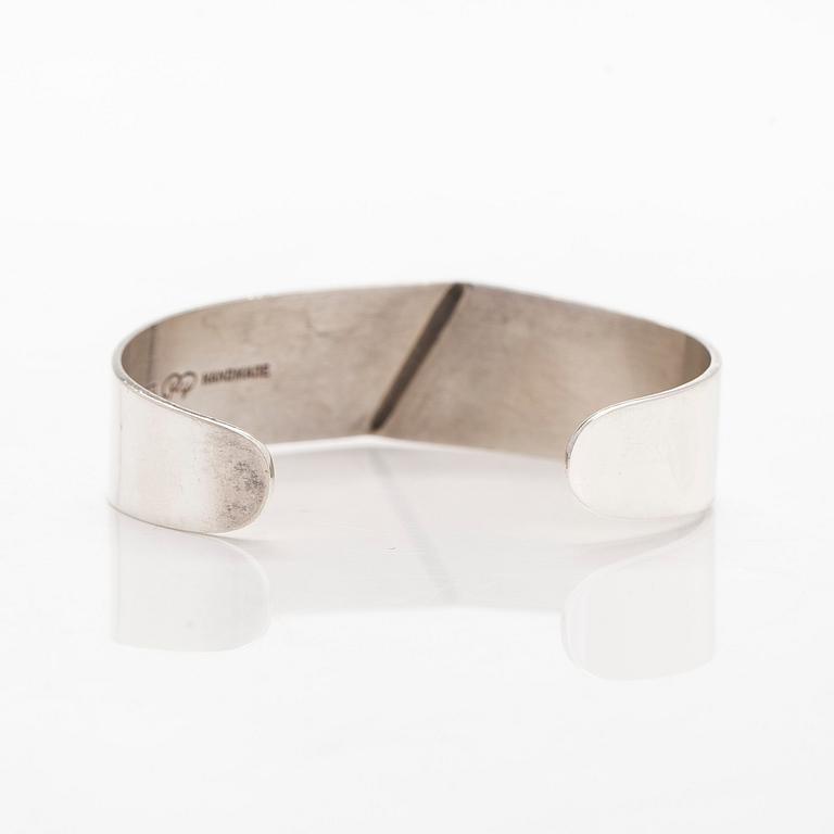 Pekka Piekäinen, a sterling silver bangle, Platinoro, Turku 2008.