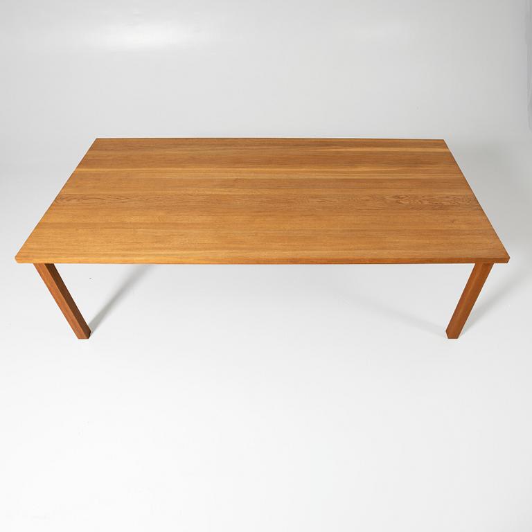 Dining table, 21st century.