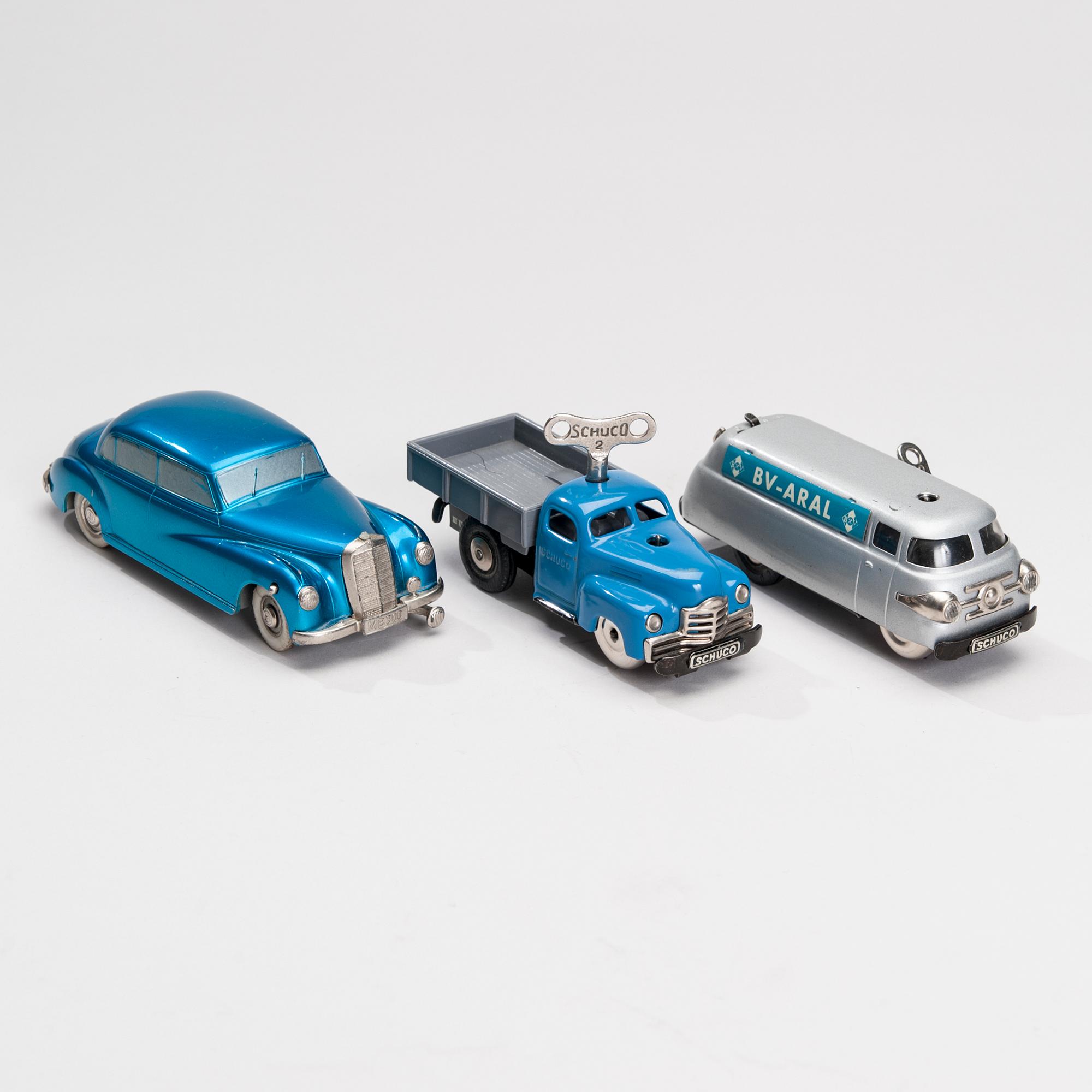 LEKSAKSBILAR, 3 st, och delar till TRÅDBANA, Prämeta och Schuco, 1950-tal.