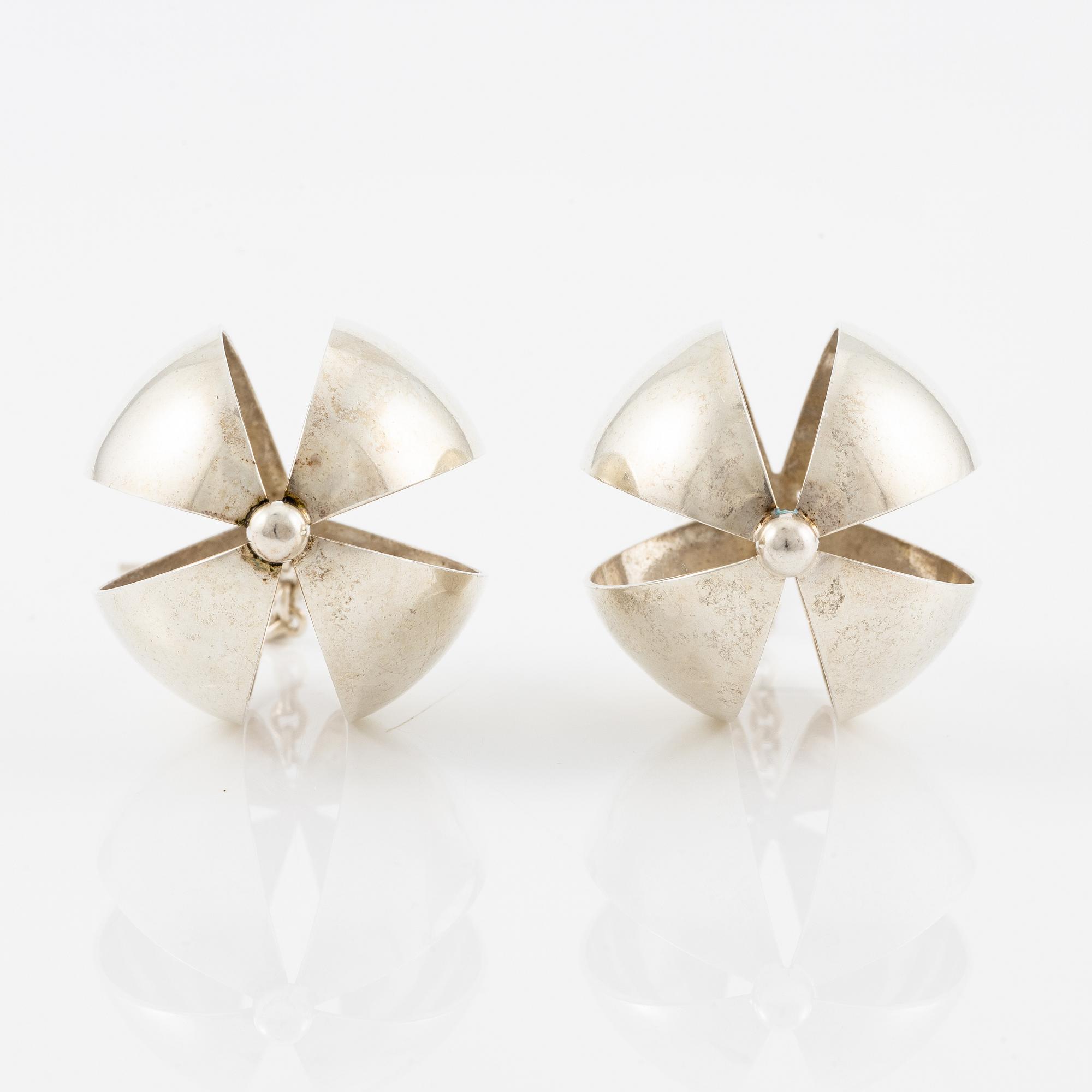 Elis Kauppi, örhängen, ett par, silver, Kupittaan Kulta, Åbo 1967.