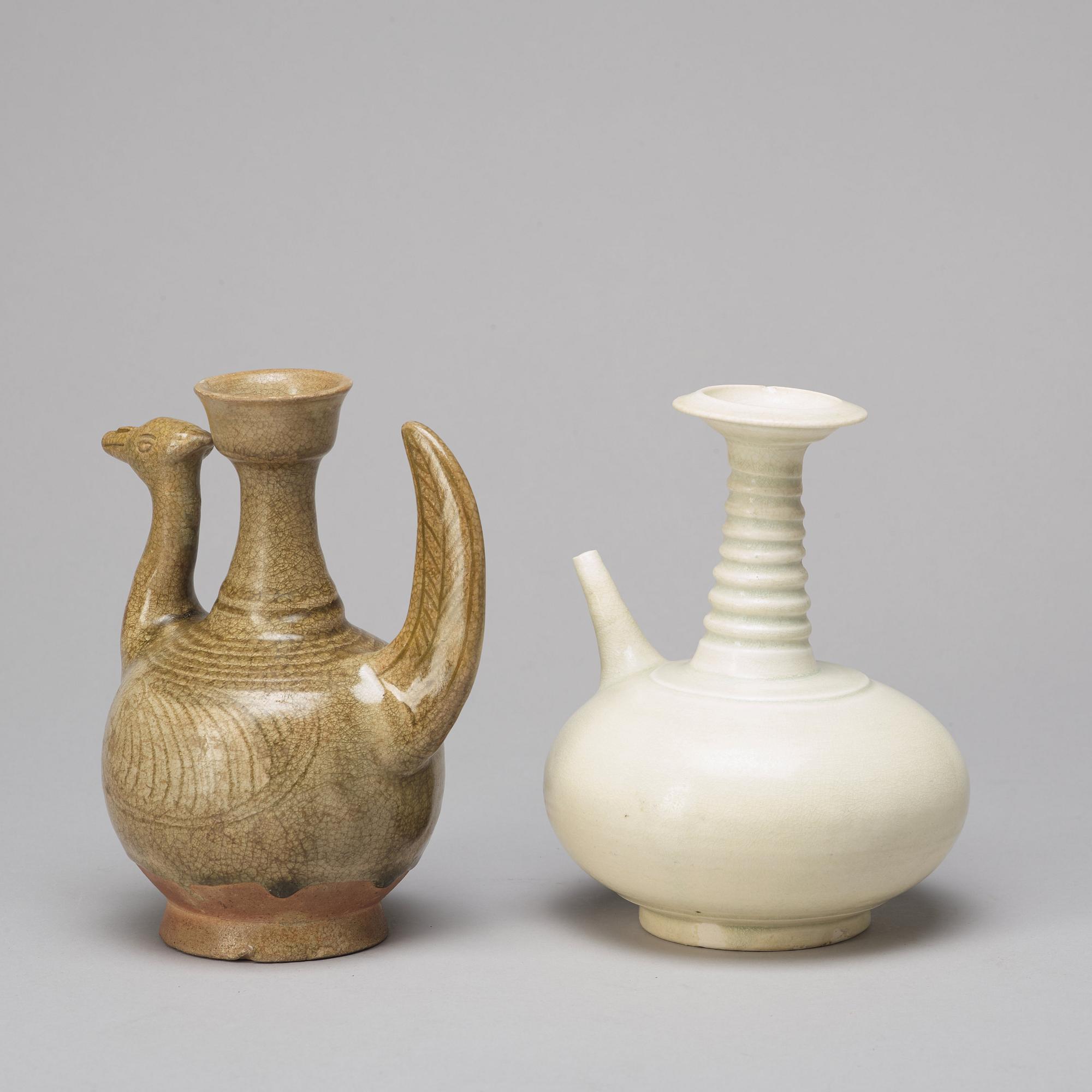 KENDI, två stycken, porslin. Thailand, varav en Sawankhalok, 1500-tal.