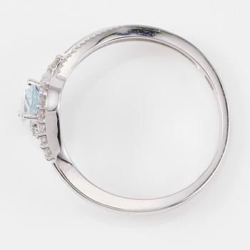 RING, 14K vitguld, diamanter tot ca 0.17 ct. och akvamarin tot ca 0.50 ct.
